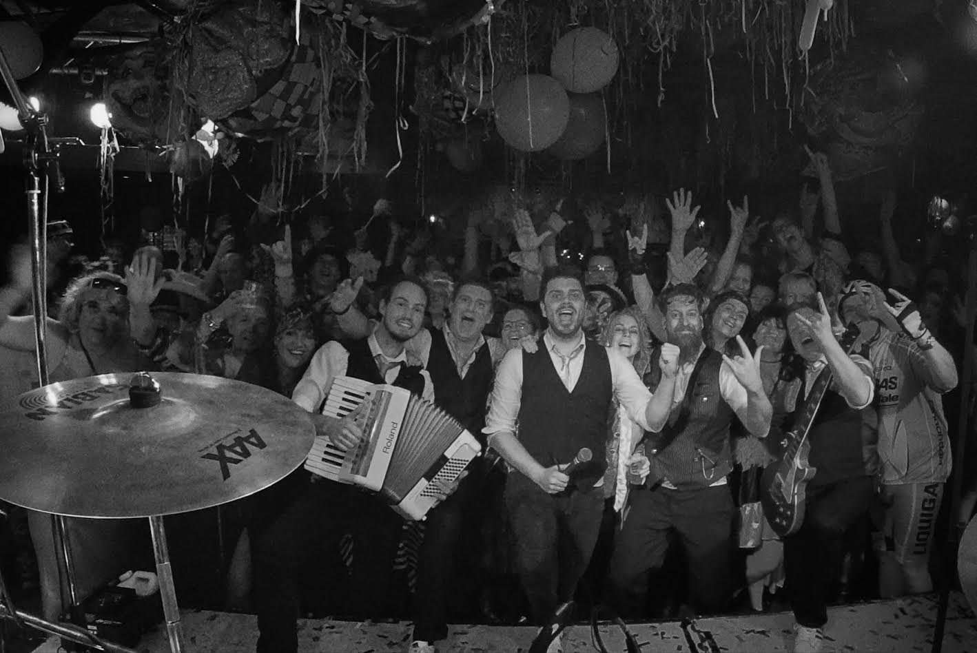 Wat een enorme bak gezelligheid gisteren in De Gouden Leeuw in Peeënrijk (Dongen) Feest vanaf de eerste noot.